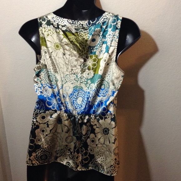 COPY - Satin Floral Top 🌺🌺🌺 - Picture 2 of 3